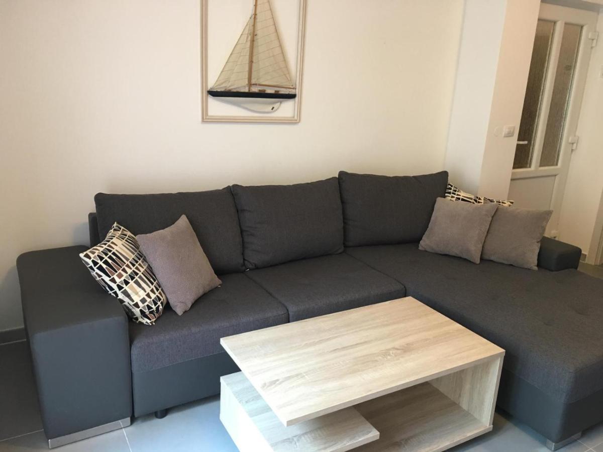 Apartment To Rent Pula Exterior photo